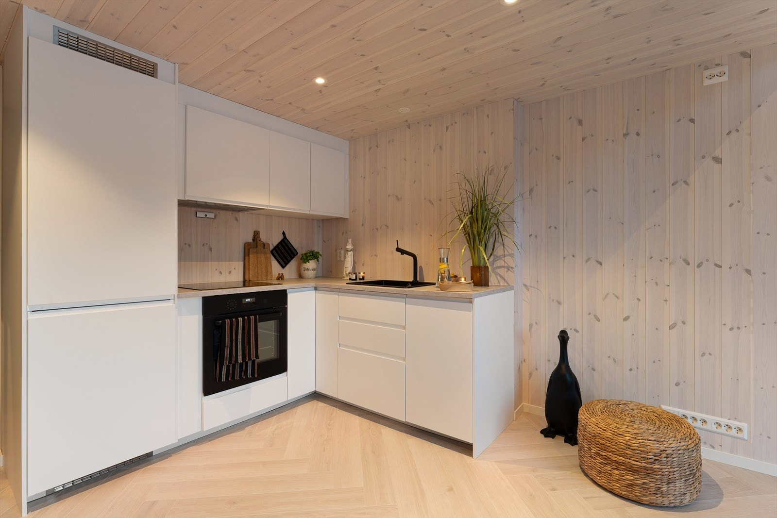 Moderne kjøkken med integrerte hvitevarer og stilren design, perfekt for den estetisk bevisste. Galleribilde