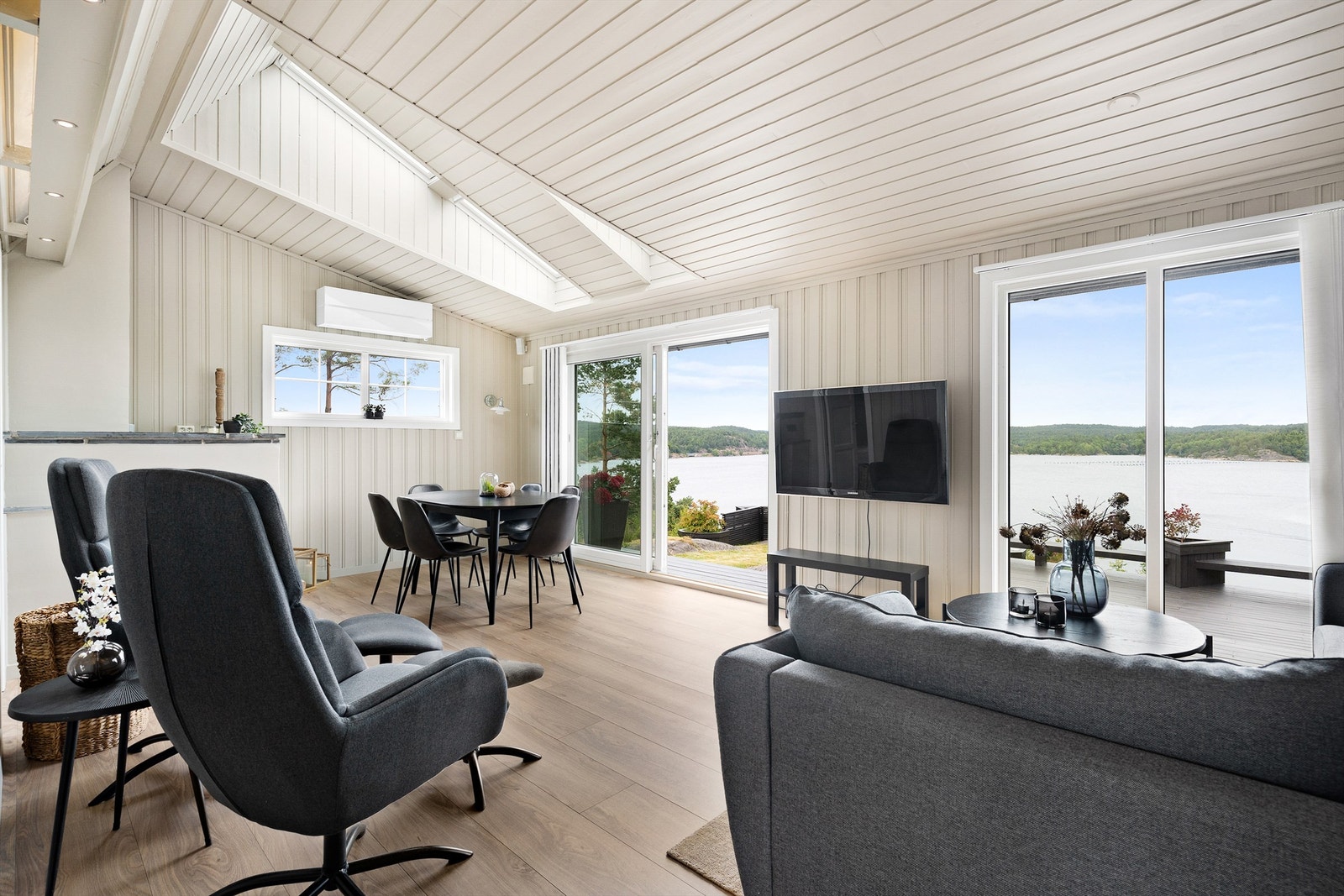 Stuen har gode lysforhold og flott utsikt. Skyvedører ut til hagen og en av terrassene. Galleribilde