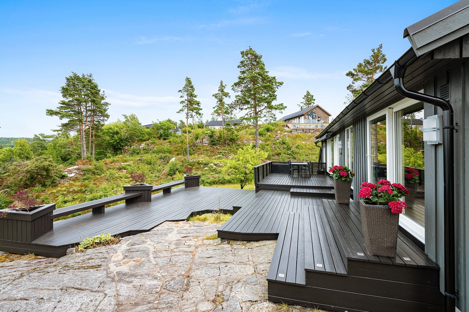 Gjennomtenkte løsninger med terrasse i flere nivåer. Galleribilde