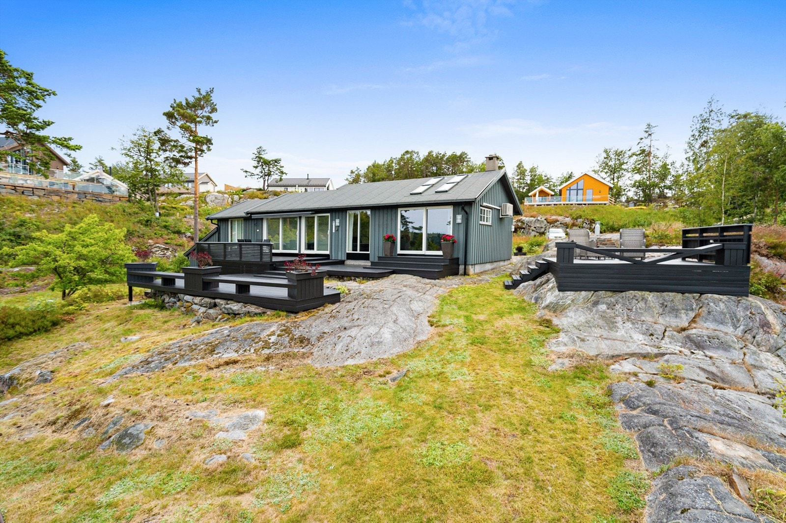Stor tomt med mange solrike og usjenerte uteplasser. Galleribilde