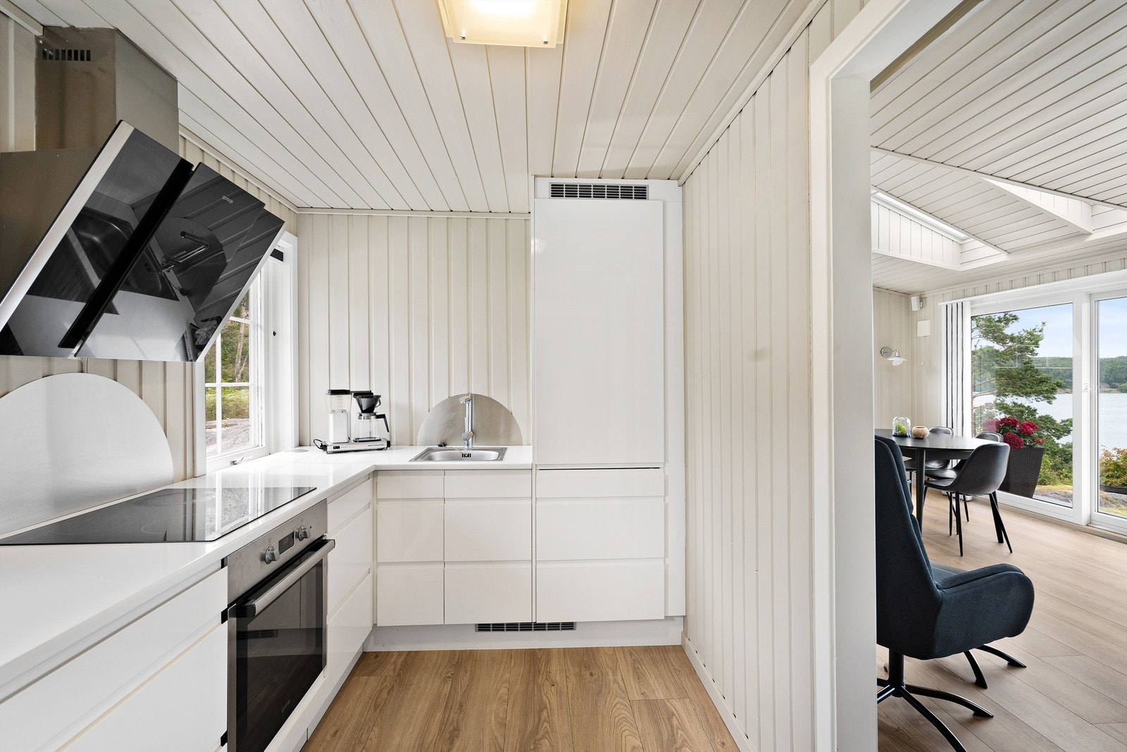Eget kjøkken med praktisk innredning. Stue til høyre. Galleribilde