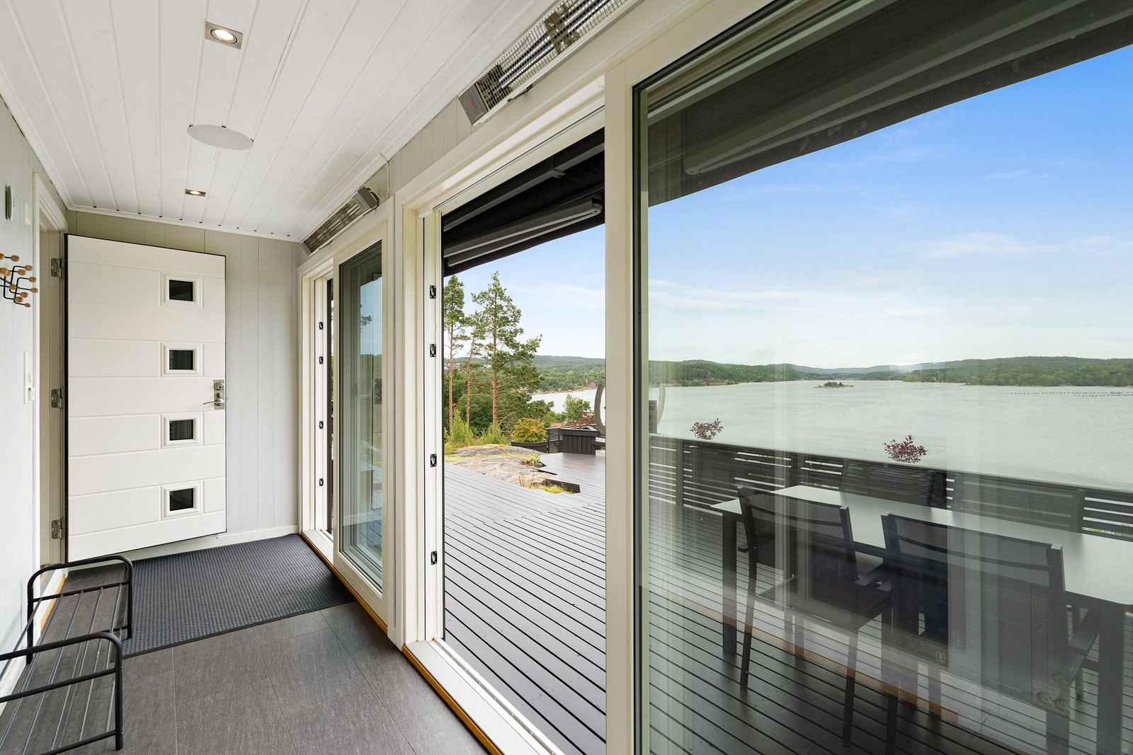 Egen vinterhage ved inngangspartiet. Flott utsikt. Galleribilde