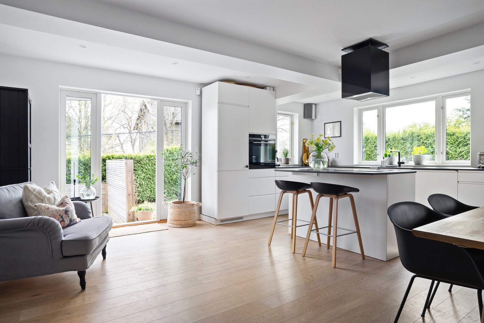 Fra kjøkkenet har du også direkte utgang til hagen, noe som gjør det enkelt å kombinere matlaging med utemåltider på fine dager. Galleribilde
