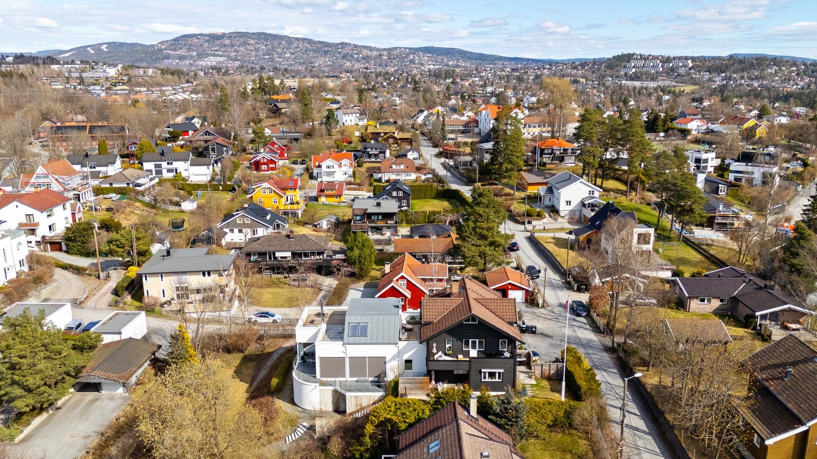 Området tilbyr også idrettsfasiliteter, offentlig transport og et variert tilbud av butikker og tjenester. En koselig park, Bjerkelunden, finner man bare et par hundre meter unna. Galleribilde