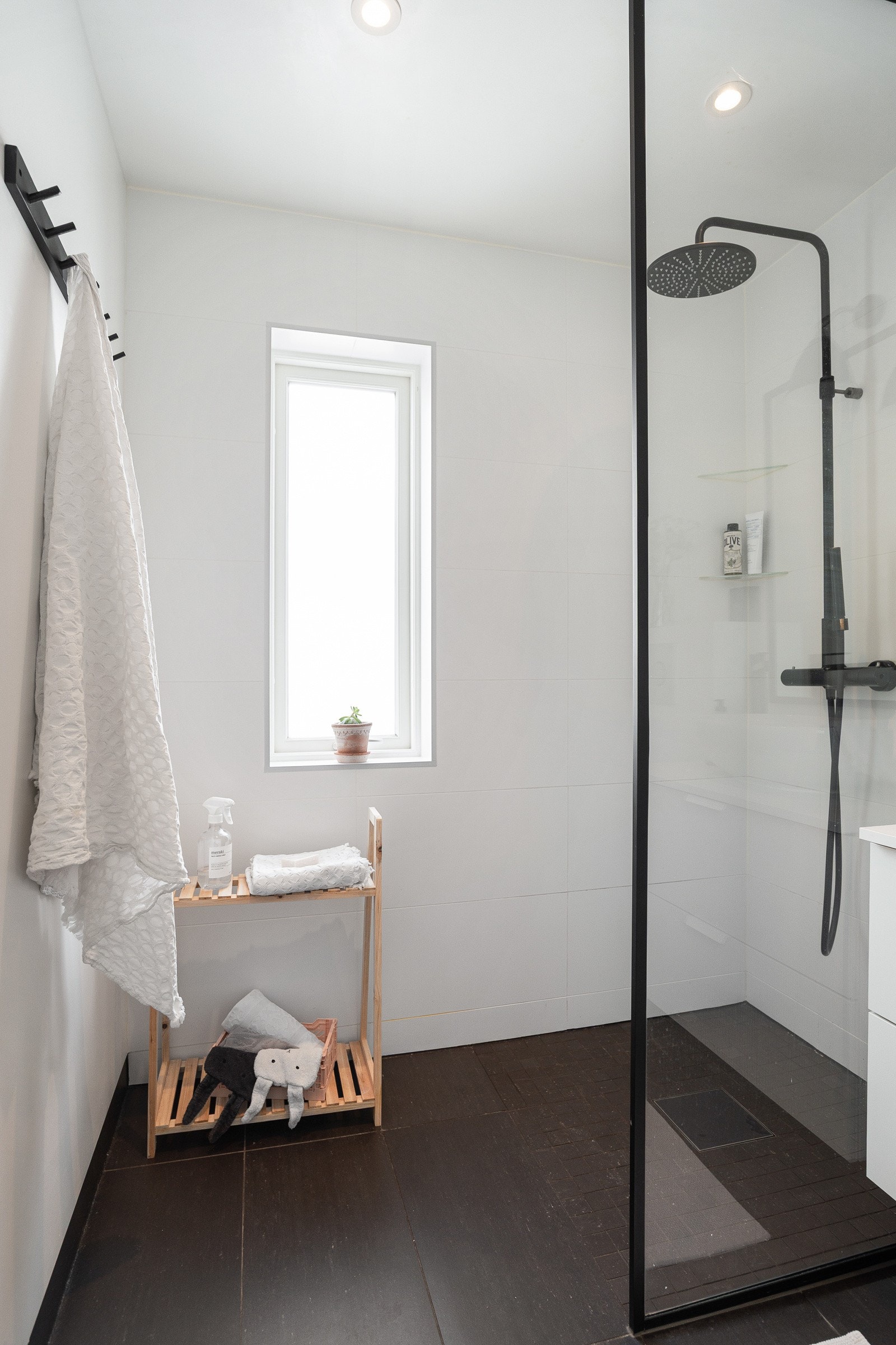 Dusjsonene er utstyrt med regndusjer og stilrene dusjvegger i herdet glass. Gulvvarme bidrar til en lun og behagelig atmosfære, og sørger for ekstra komfort i hverdagen. Galleribilde