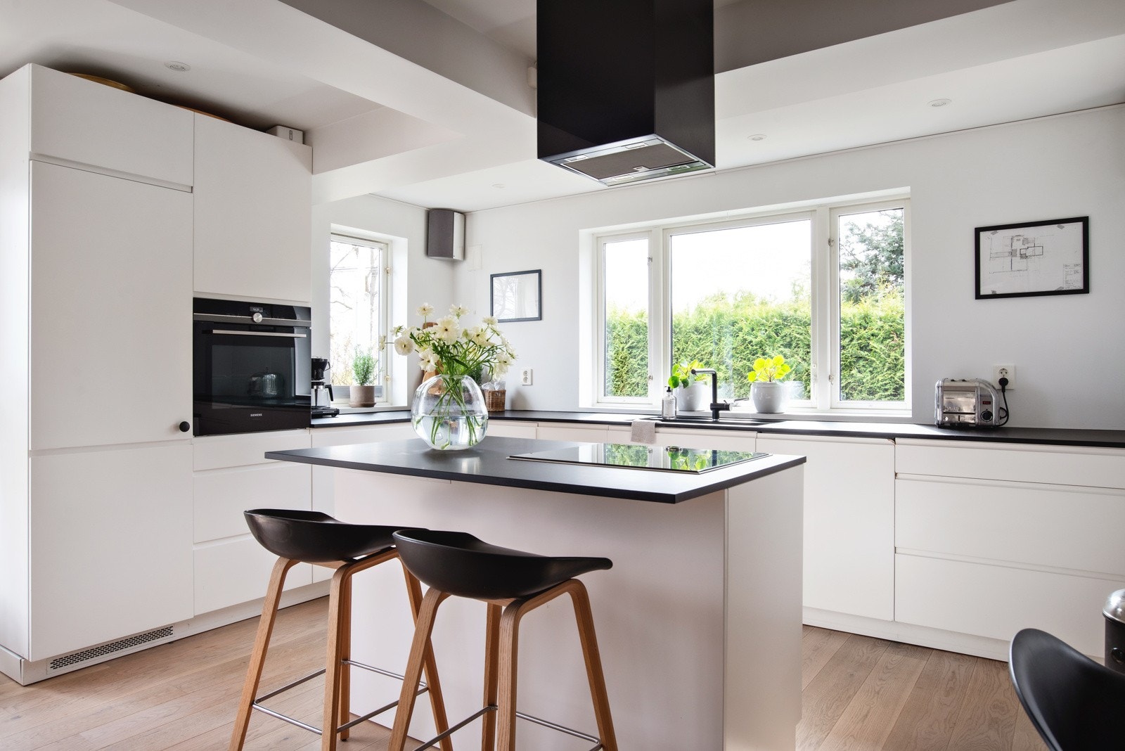 Benkeplatene er laminert og har en integrert oppvaskkum i komposittmateriale med ettgreps blandebatteri. Galleribilde