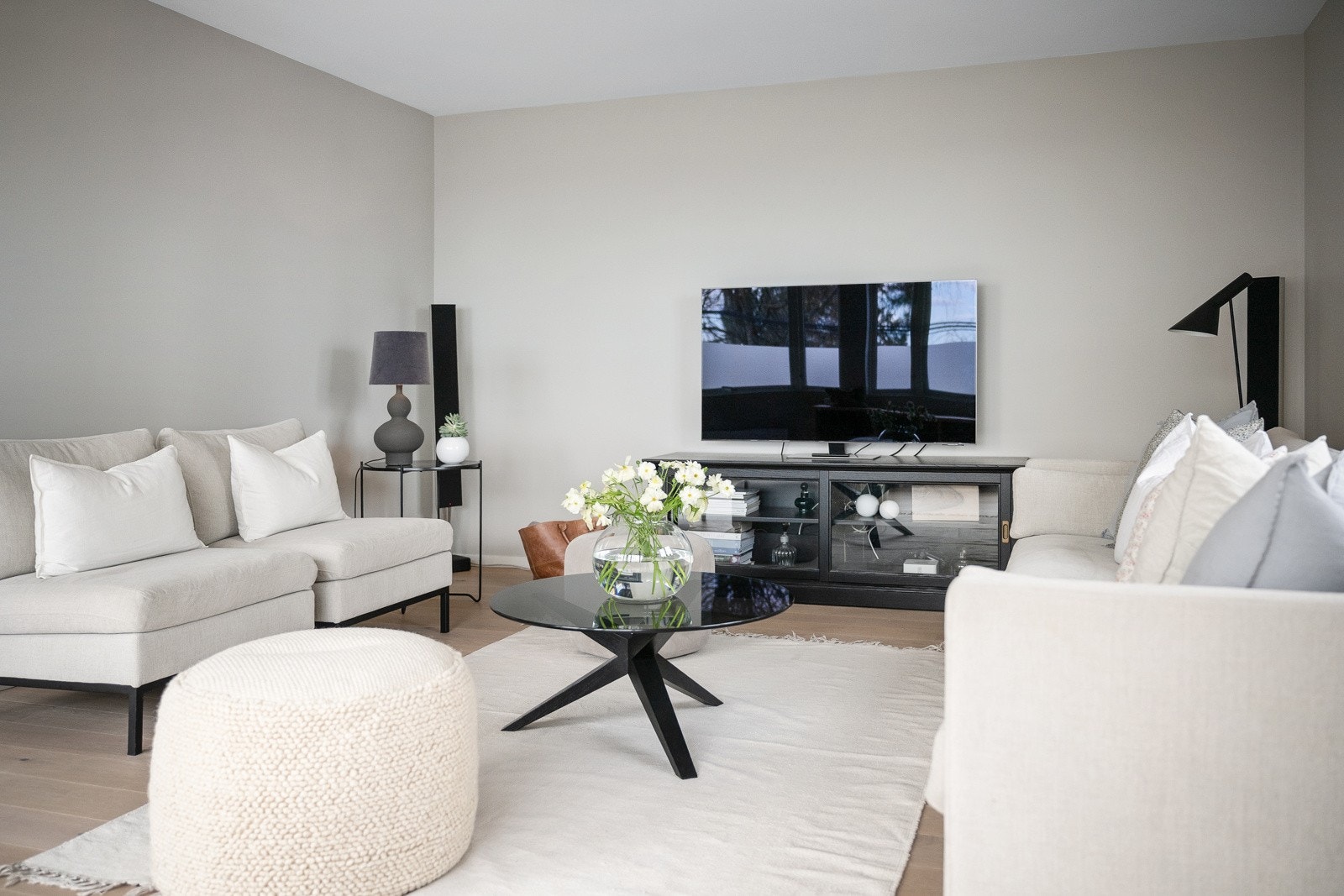 Stuen er holdt i lyse, moderne toner. Galleribilde