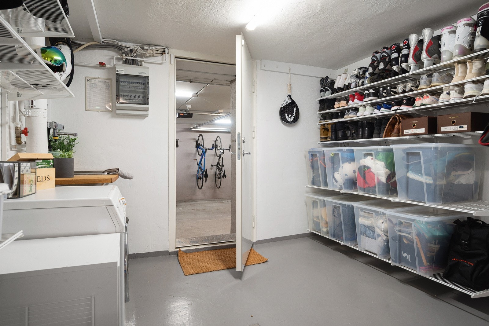 I tillegg finnes det et vaskerom som er perfekt for oppbevaring av skiutstyr og idrettsutstyr, samt rikelig med plass for generell lagring. Galleribilde