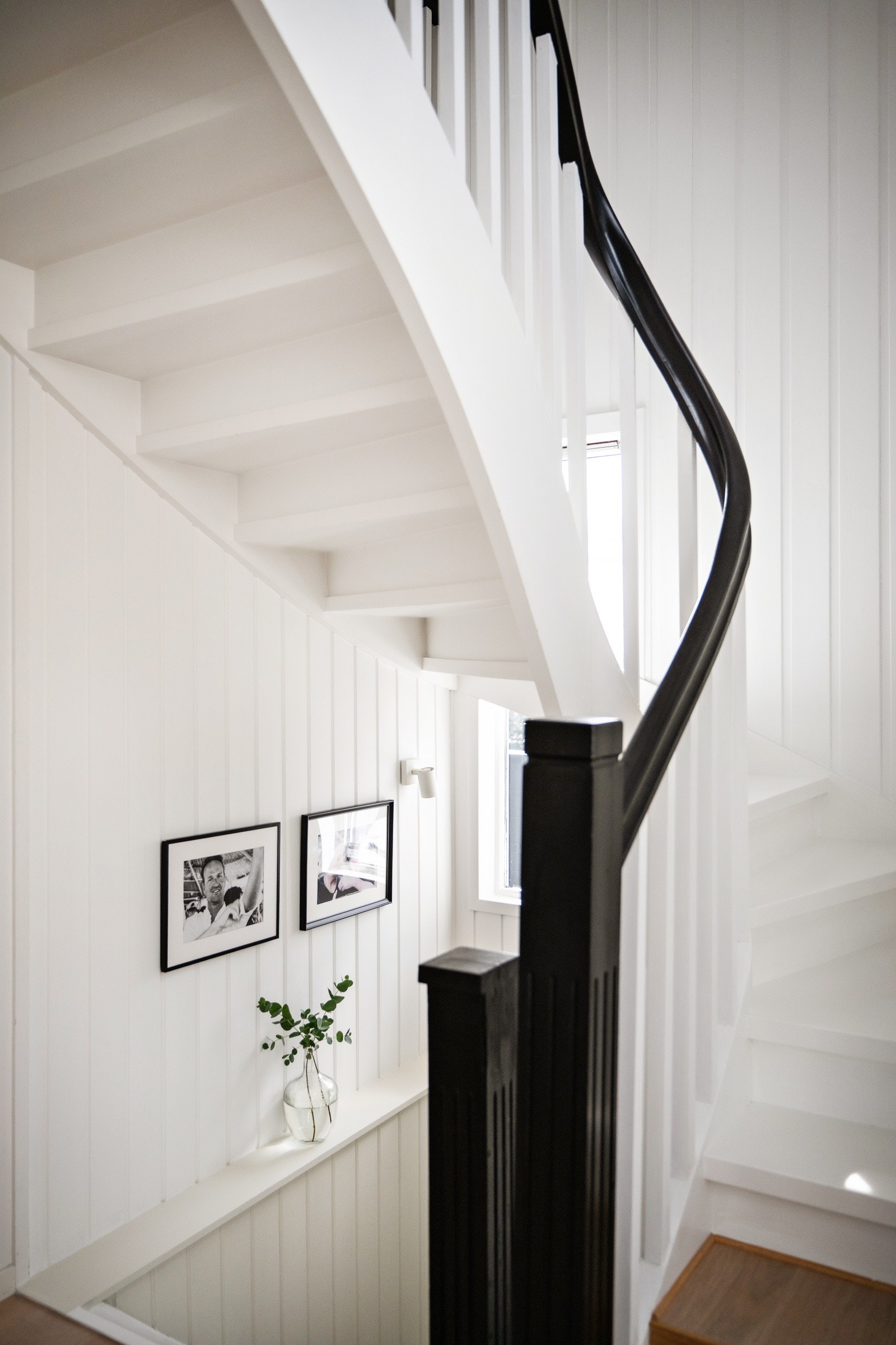 En nymalt og elegant trapp leder deg videre opp til boligens innbydende andre etasje. Galleribilde