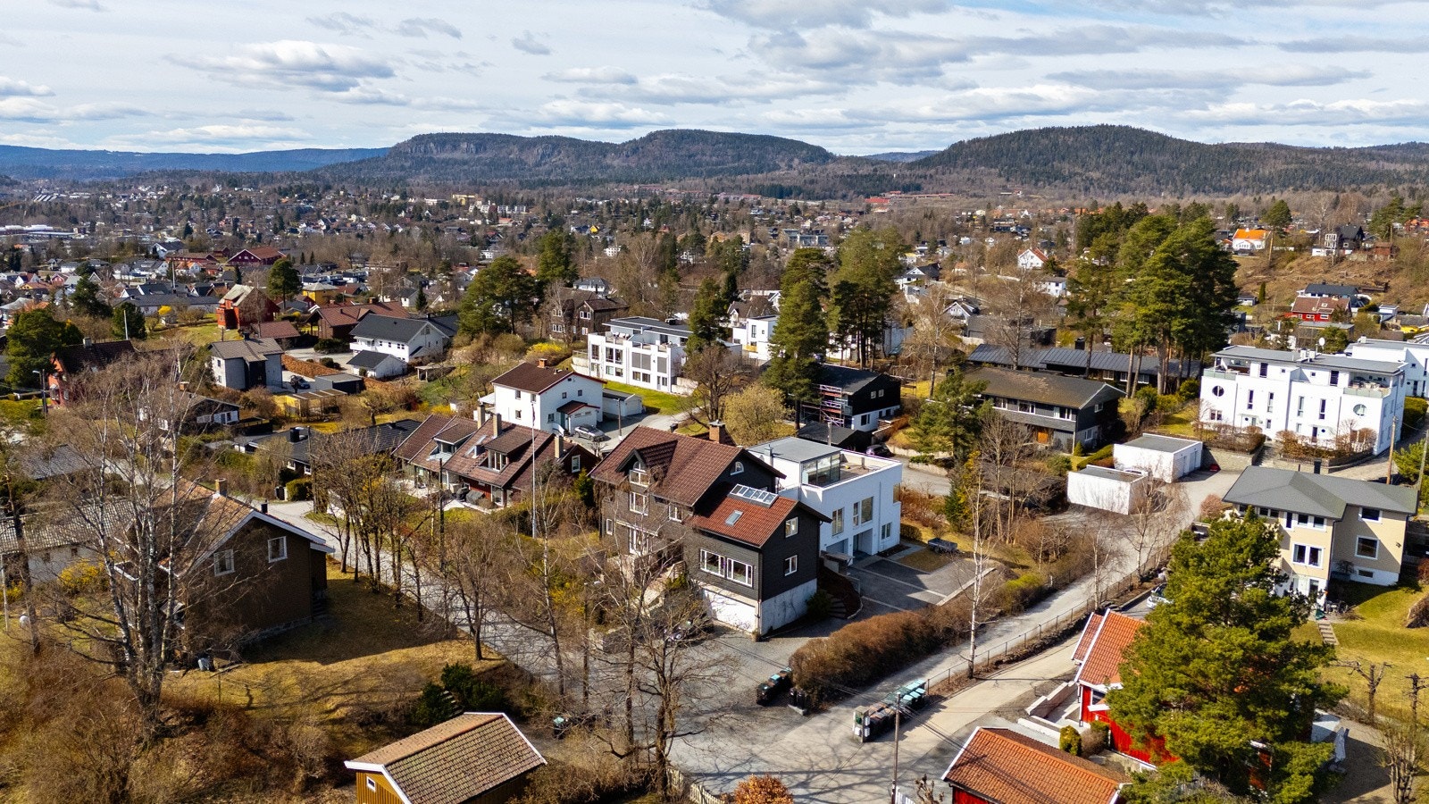Eiendommen er beliggende i en fredelig og trafikkstille gate i et rolig boligområde på Grav/Jar i Bærum. Galleribilde