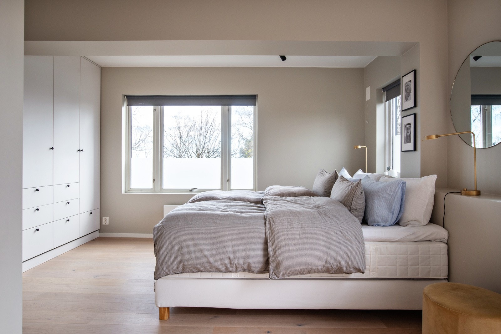 Boligen inneholder 3 soverom av god størrelse. Her er soverom 1. Galleribilde