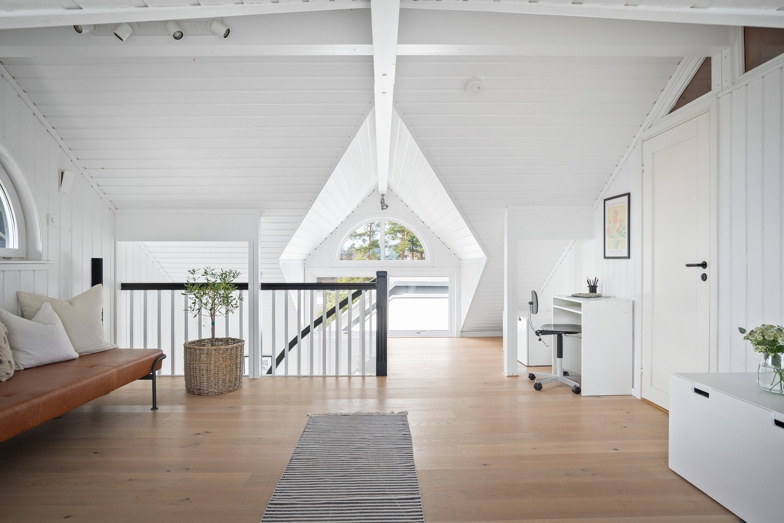 Loftstuen har en svært god størrelse, og benyttes i dag som kontor og til ekstra oppbevaring. Galleribilde