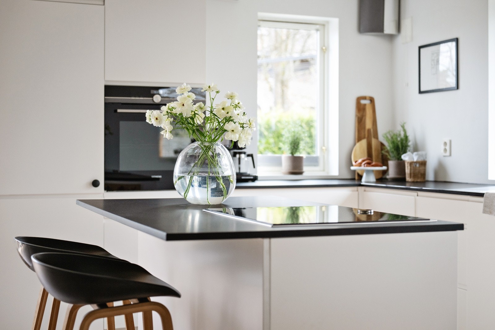 Kjøkkenet er praktisk utformet med rikelig skap- og benkeplass, og har en kjøkkenøy med sitteplasser - perfekt for både matlaging og sosialt samvær. Galleribilde