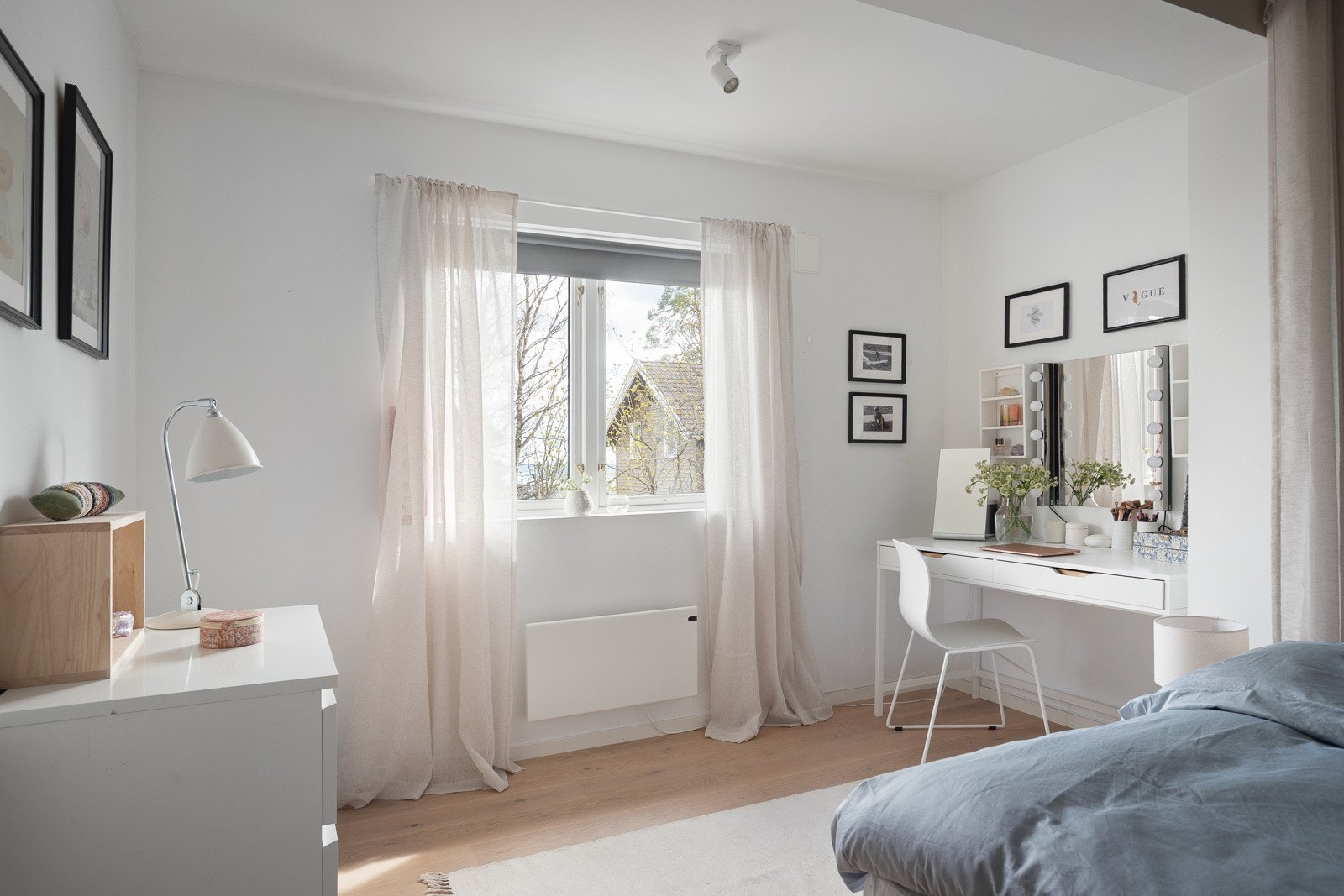 Soverom 2 er også romslig, og har en nydelig utsikt gjennom vinduet - helt ned til sjøen. Galleribilde