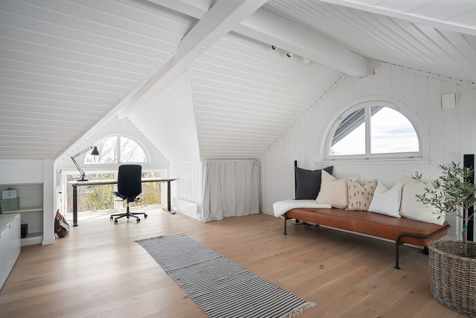 Rommet egner seg perfekt for den som ønsker et rolig og avskjermet område, og kan enkelt tilpasses som TV-stue eller gjesterom. Galleribilde