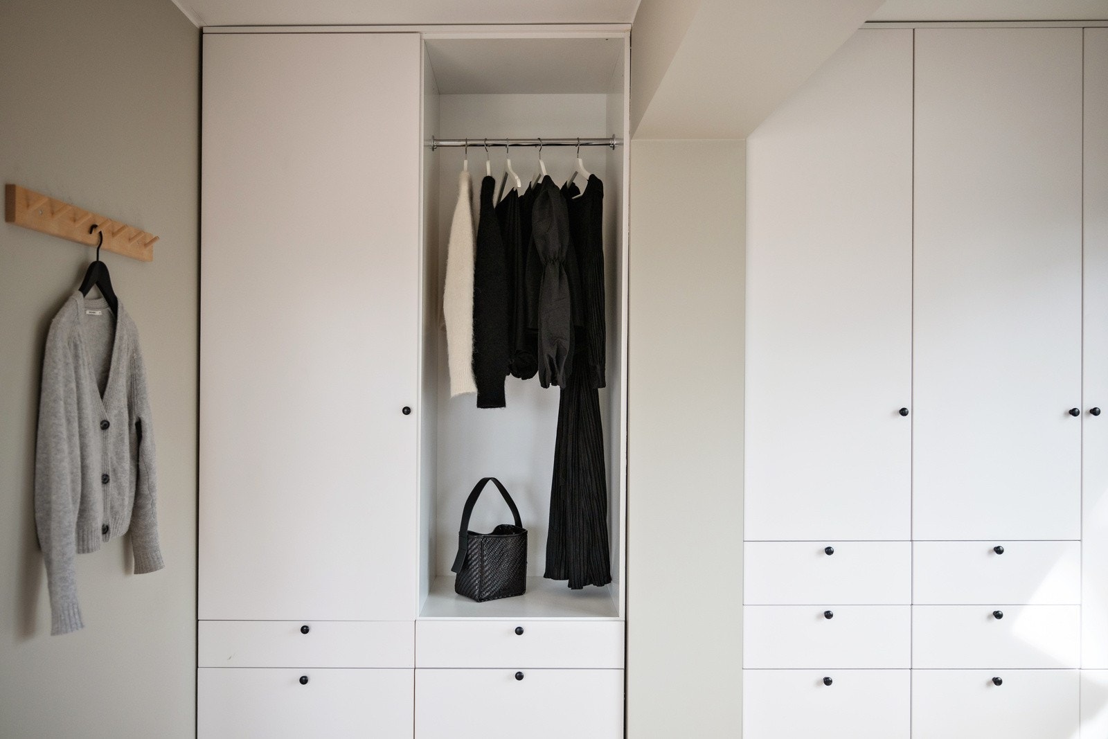 I tillegg finnes det et stort garderobeskap, som gir godt med oppbevaring. Galleribilde
