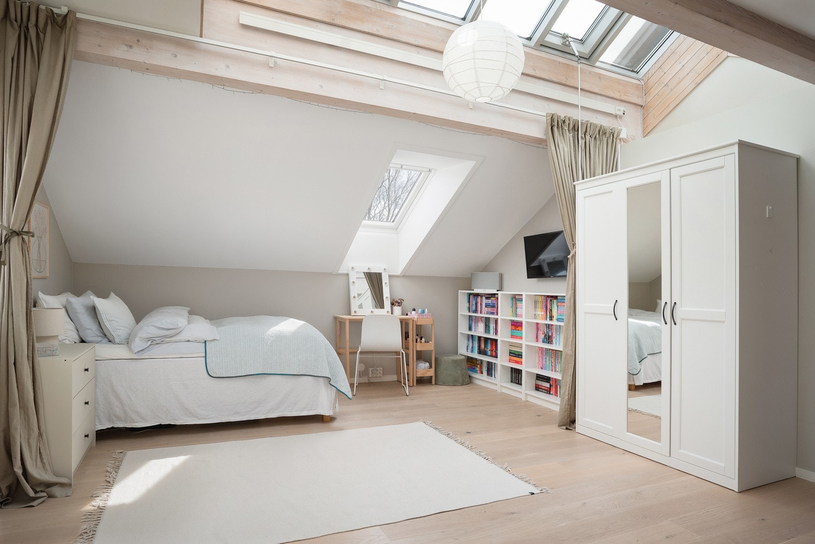 Soverom 3 utmerker seg med god størrelse og imponerende takhøyde med glasstak, som gir en helt spesiell romfølelse. Galleribilde