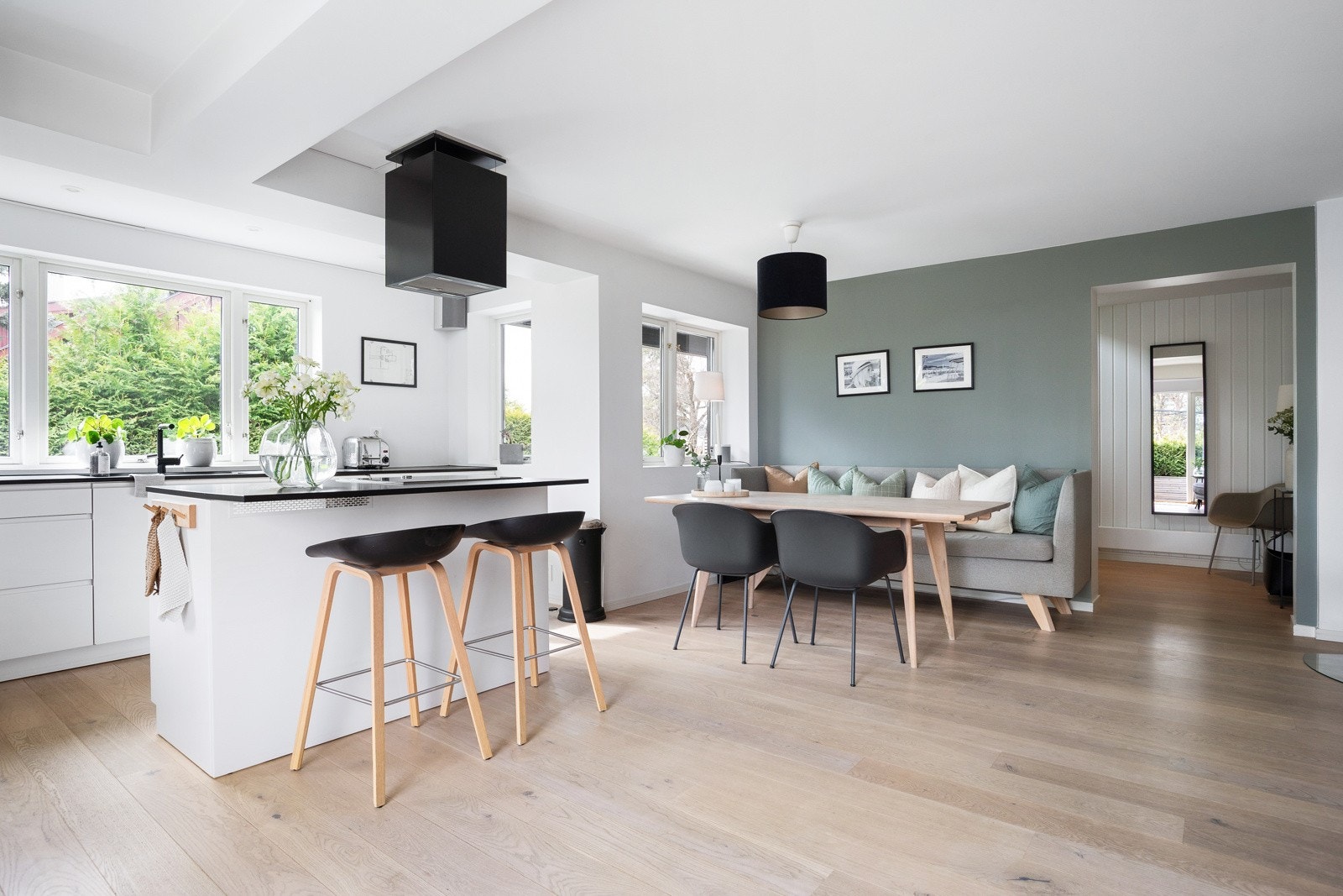 I tilknytning til kjøkkenet finner du en romslig spiseplass med god plass til et stort spisebord - perfekt for hyggelige middager med familie og venner. Galleribilde