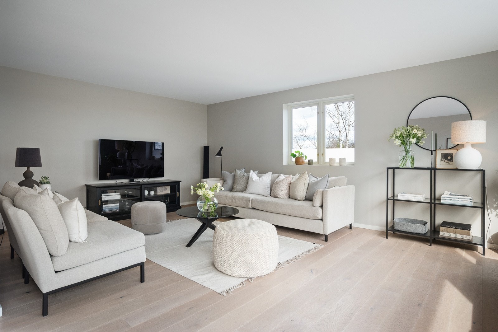 Stuen har en god størrelse, med rikelig plass til både sofagruppe, TV-bord og underholdningssenter. Galleribilde