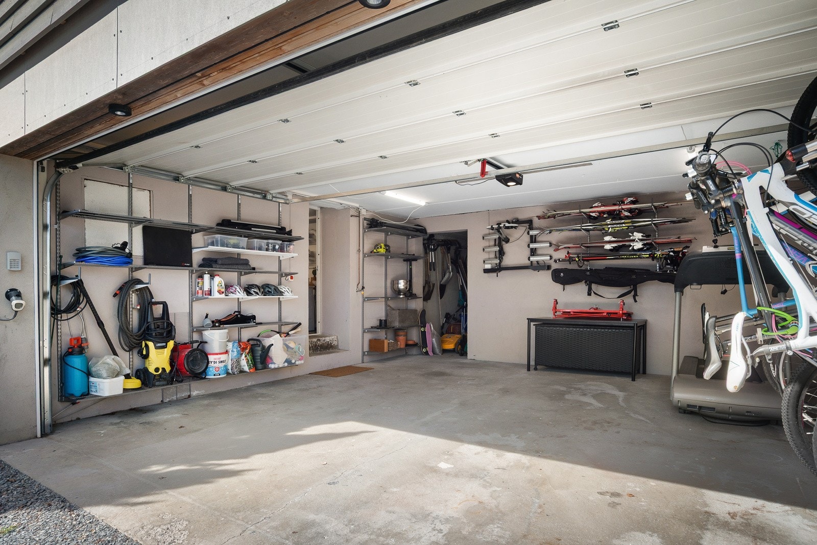 Garasjen er romslig og utstyrt med elektronisk portåpner og to ladebokser for elbil. Galleribilde