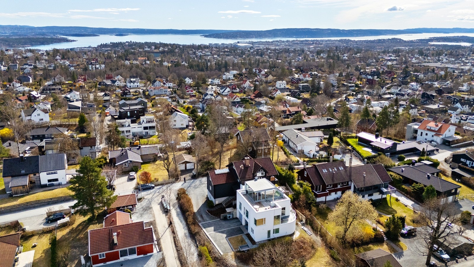 Nærmeste bussholdeplass er Almelien, ca. 400 meter unna, og fra Jar stasjon er det T-baneforbindelse til linje 3. Galleribilde