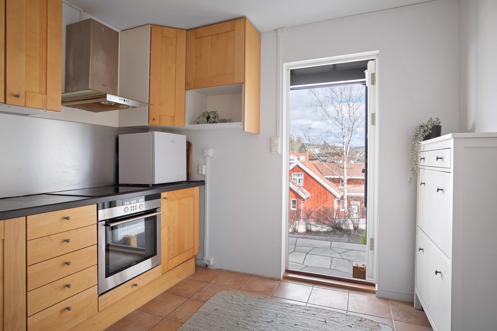 Kjøkkenet har IKEA innredning med benkeskap og veggskap med heltre/trefinerte fronter og stålgrep. Benkeplatene er laminert, og oppvaskkummen er nedfelt i børstet rustfritt stål med ettgreps blandebatteri. Galleribilde