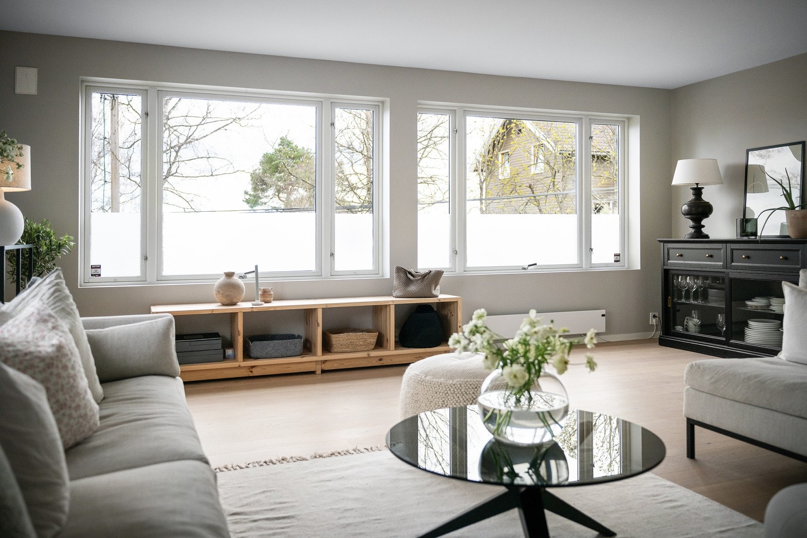 Store vindusflater slipper rikelig med dagslys inn og bidrar til den luftige følelsen i rommet. Galleribilde