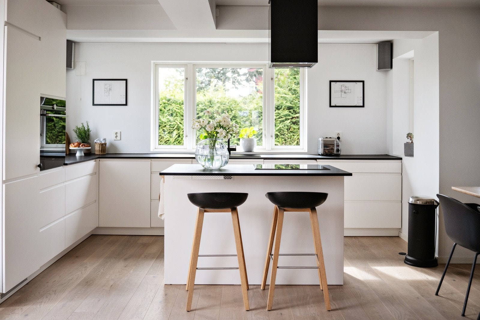 Alt av hvitevarer er integrert, inkludert induksjonstopp, stekeovn, oppvaskmaskin samt kjøleskap med frysedel. Galleribilde