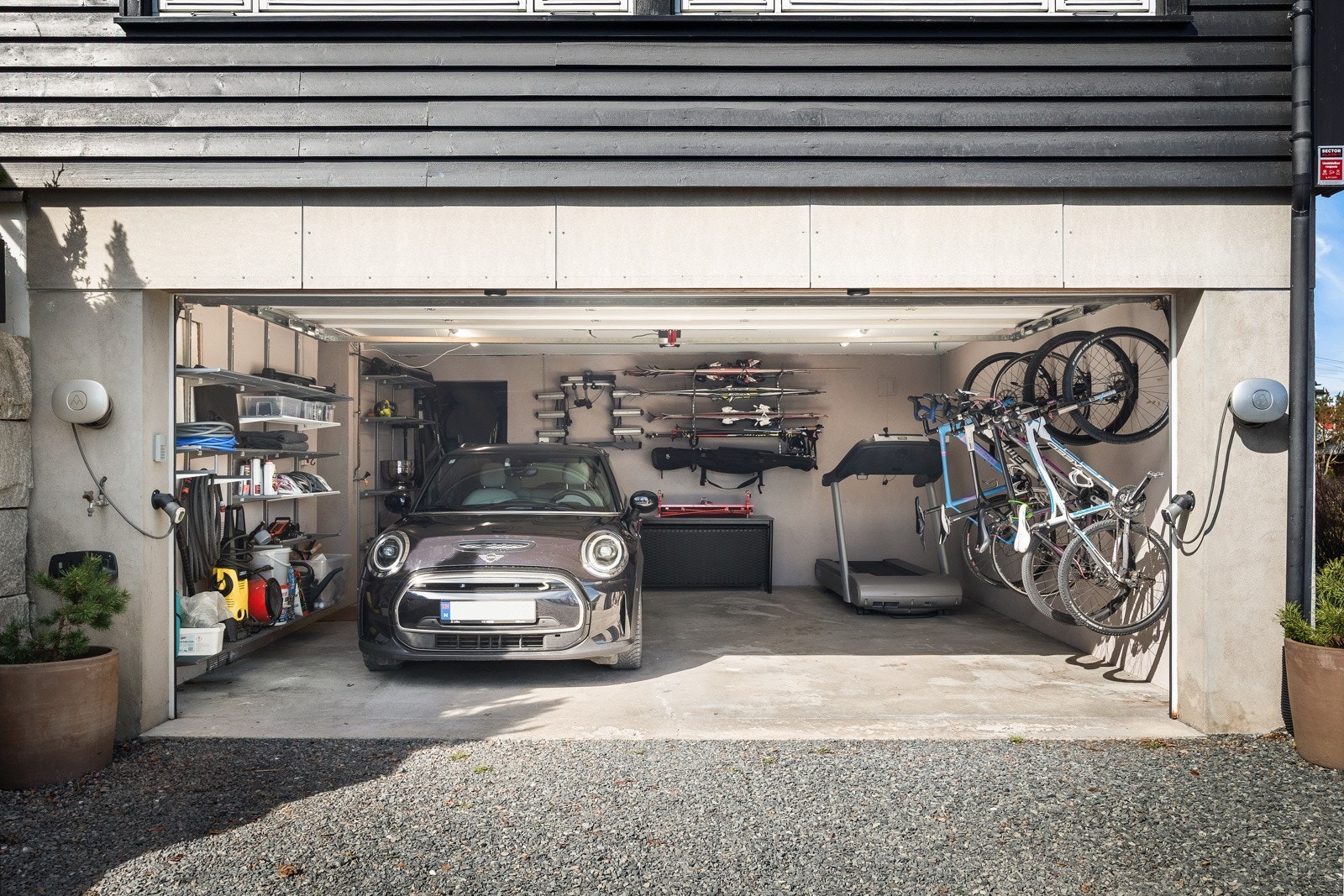 Den tilbyr også rikelig med lagringsplass, ideell for oppbevaring av verktøy, utstyr eller annet som trenger en praktisk plass. Galleribilde