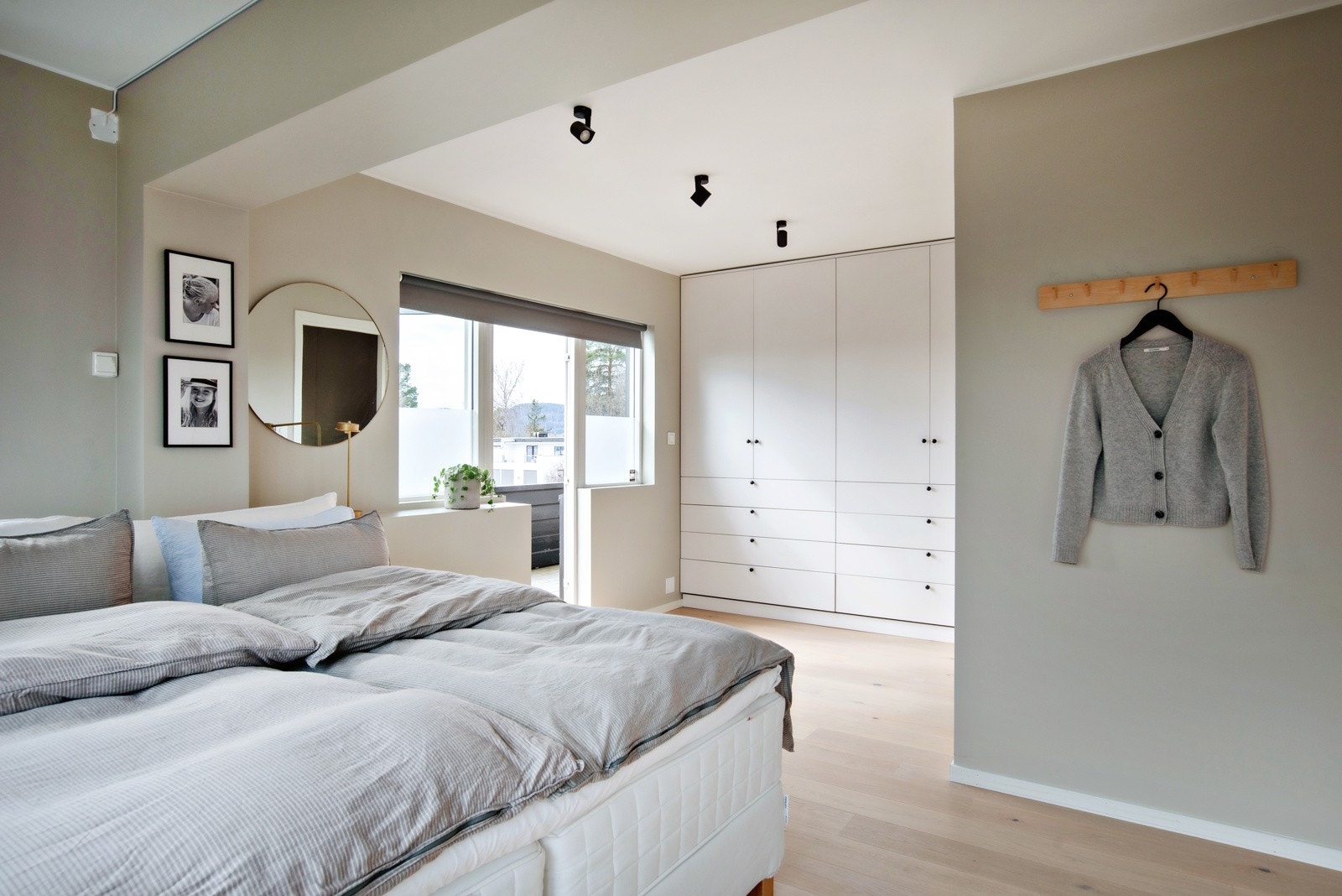 Hovedsoverommet er romslig og har god plass til dobbeltseng med nattbord på begge sider. Galleribilde