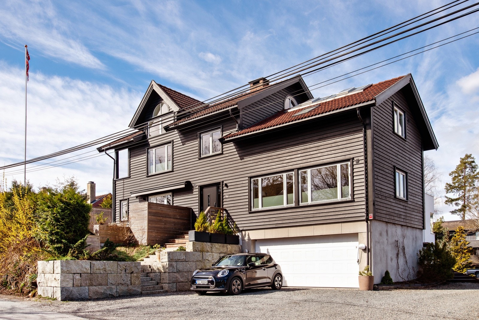 Tomannsboligen føles for dagens eier som en "enebolig" med usjenert distanse til nabo. Galleribilde