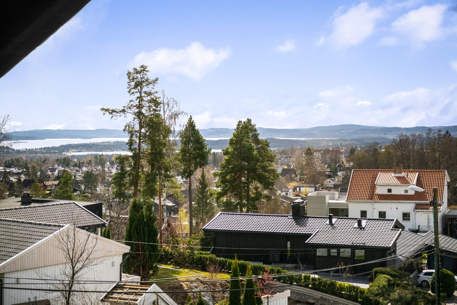 Fra skrivepulten kan du nyte en utsikt som virkelig tar pusten fra deg. Galleribilde