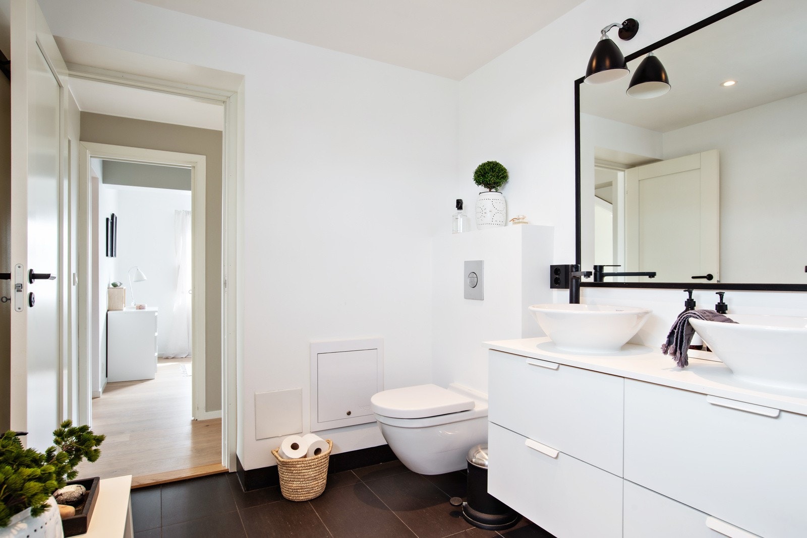 Bad 2 er moderne og stilrent innredet med servantskap med glatte fronter og dobbelservant utstyrt med ettgreps blandebatterier. Galleribilde