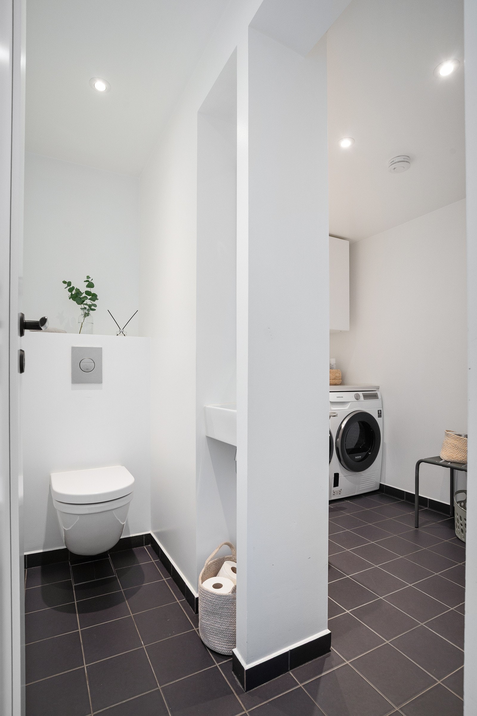 WC/vaskerommet er innredet med toalett og servant, samt opplegg for både vaskemaskin og tørketrommel. Galleribilde