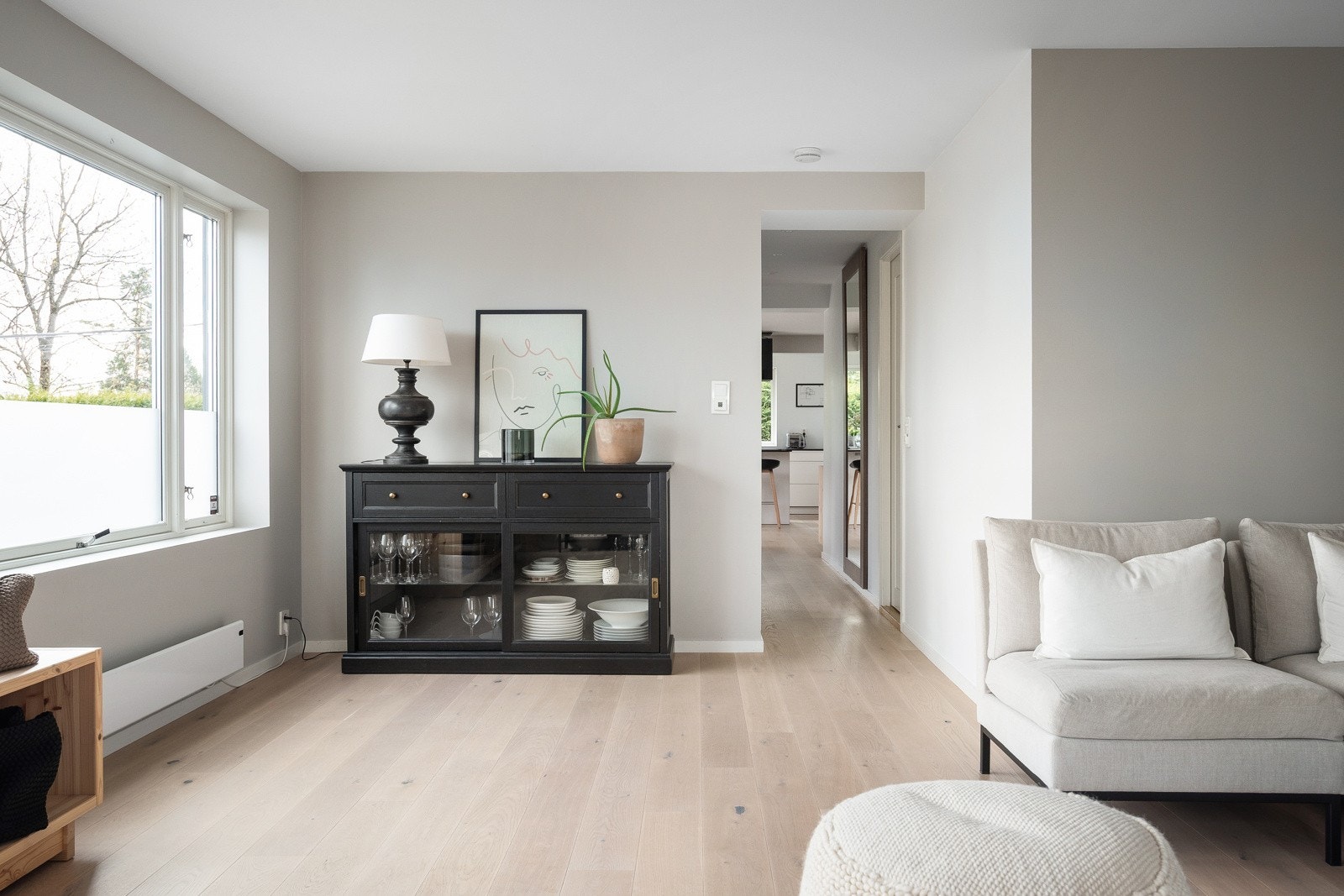 Romslig stue med lyse, delikate farger som skaper en lun og innbydende atmosfære. Galleribilde