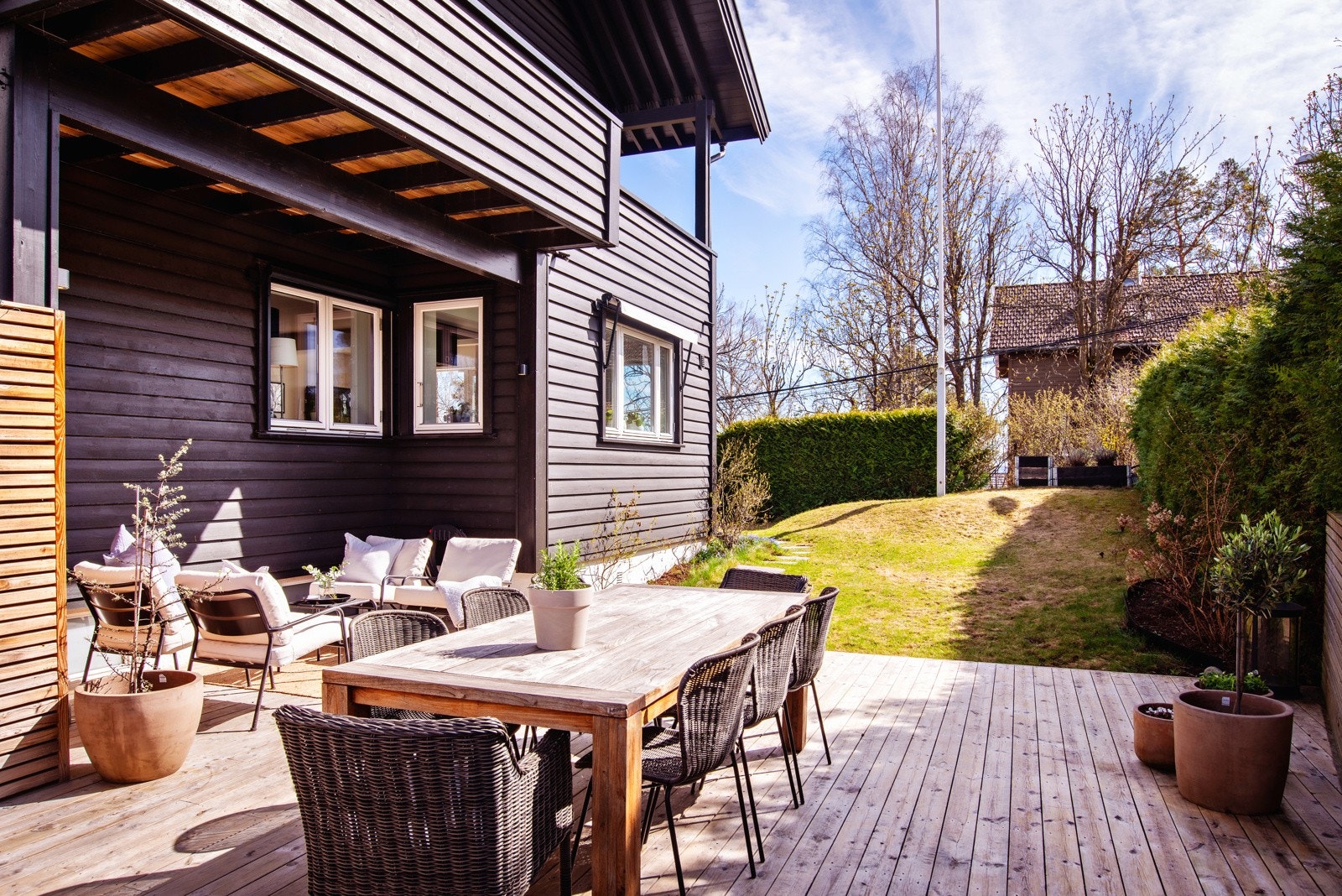 Her er det anlagt en romslig terrasse med rikelig plass til å samle familie og venner til trivelige sommerfester med grilling og sosialt samvær i solfylte omgivelser. Galleribilde