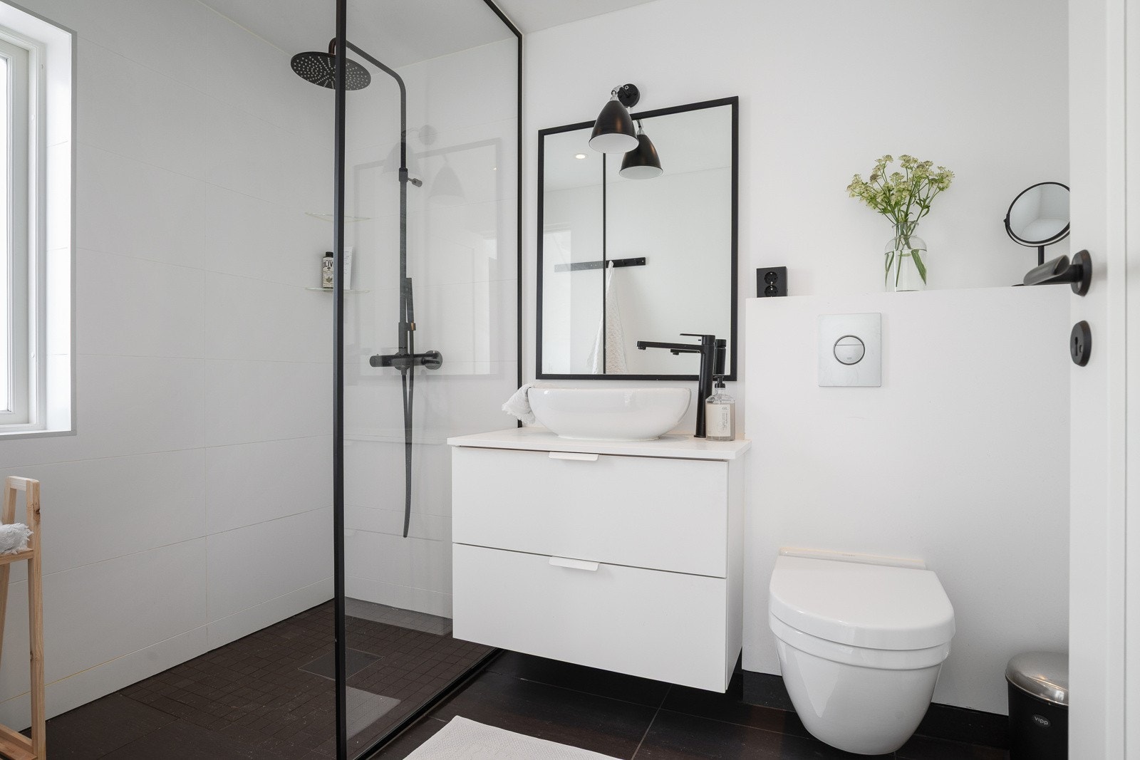 Badet er moderne, med servantskap og servanter med praktiske ettgrepsarmaturer. Galleribilde