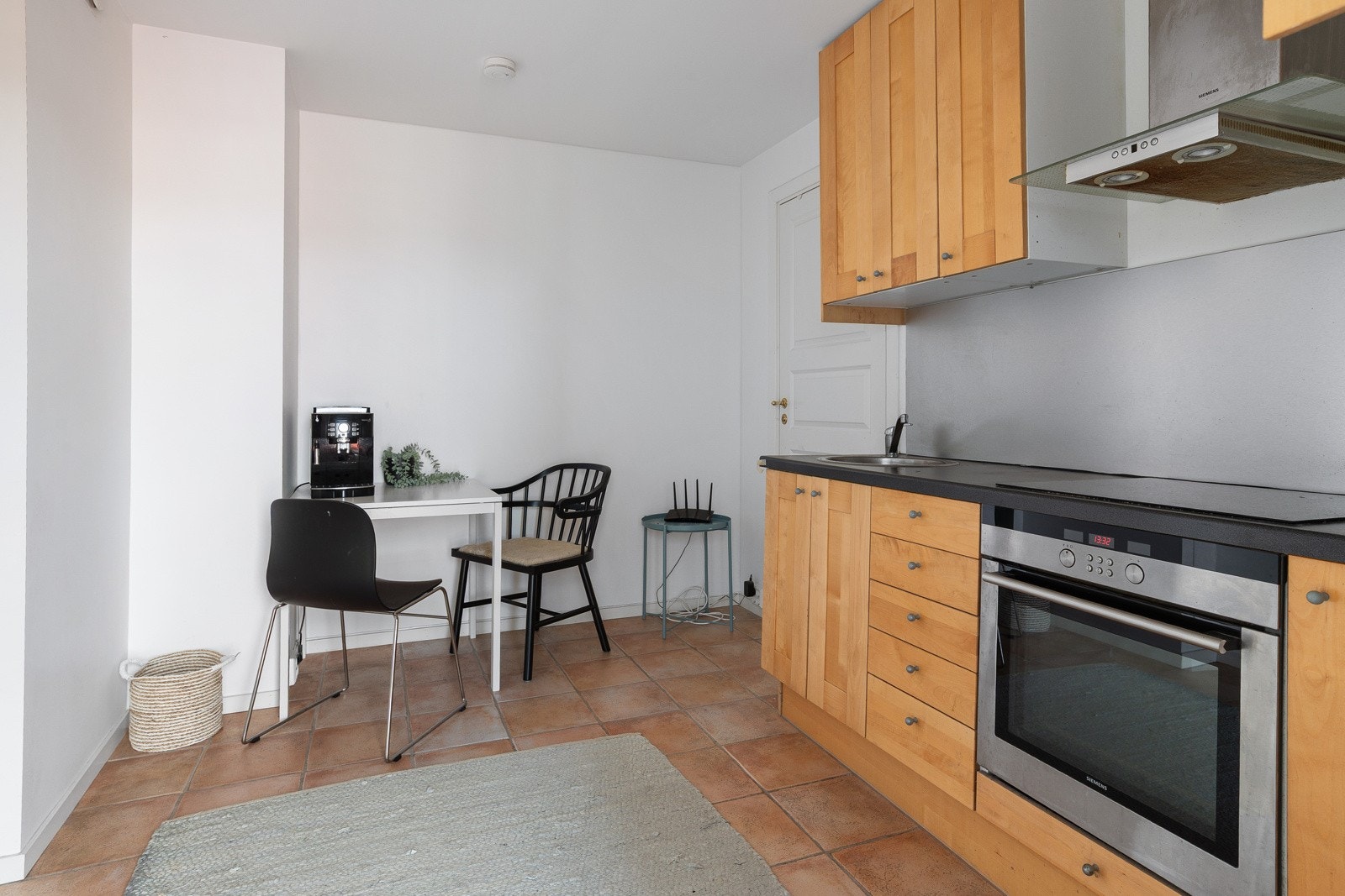 Hybelen inneholder et praktisk kjøkken, et romslig oppholdsrom som fungerer som både stue og soverom, samt et eget bad. Galleribilde