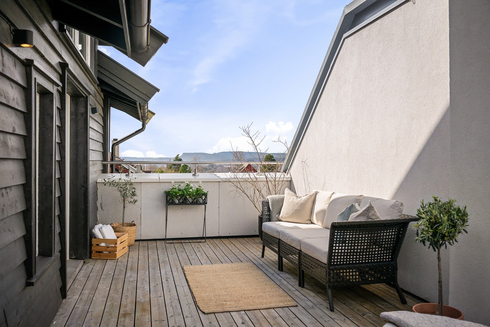 Terrassen byr på rikelig med plass til både utemøbler og grill, og legger dermed til rette for avslappende dager og sosiale kvelder under åpen himmel. Galleribilde