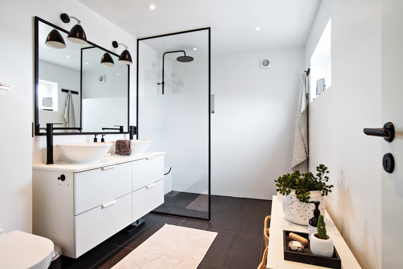 Videre finner du vegghengte toaletter med innebygde sisterner, samt dusjhjørner, regndusjer og dusjvegger i herdet glass. Galleribilde