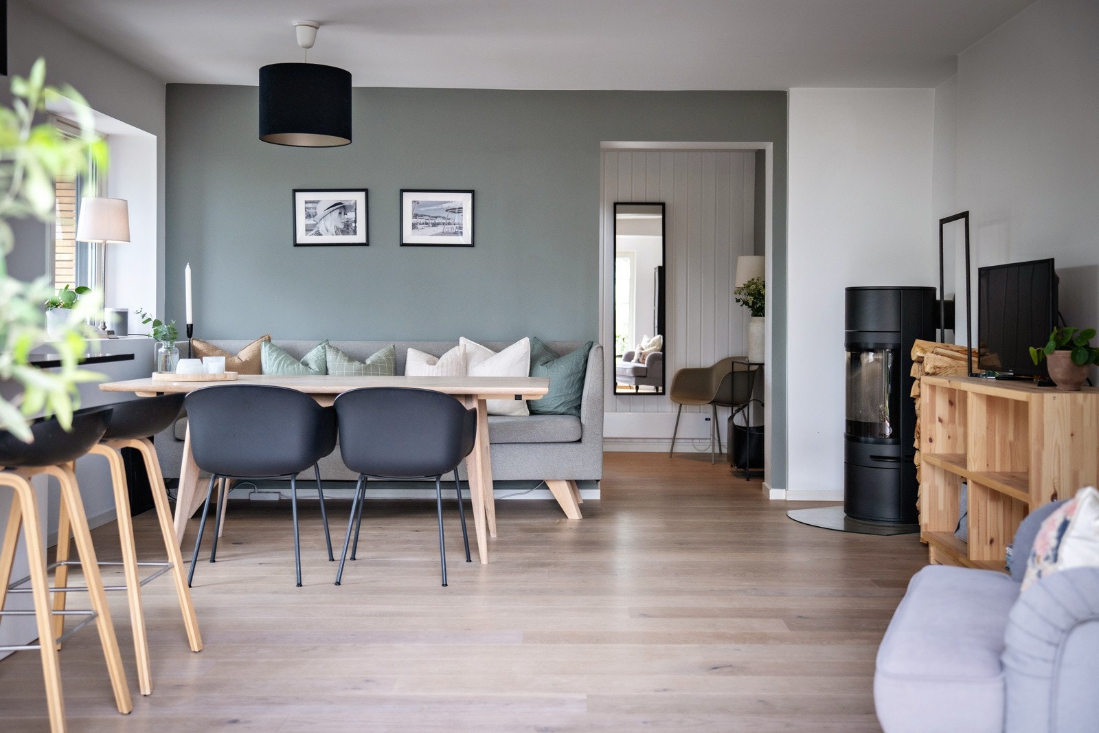 Spiseplass med fint utsyn mot hagen Galleribilde