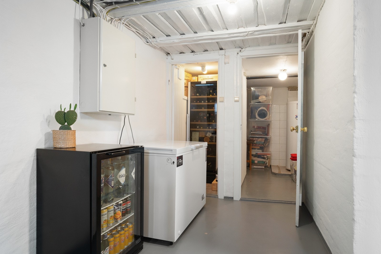 Kjelleren er i dag innredet med flere funksjonelle rom, inkludert vinrom, teknisk rom og treningsrom. Galleribilde