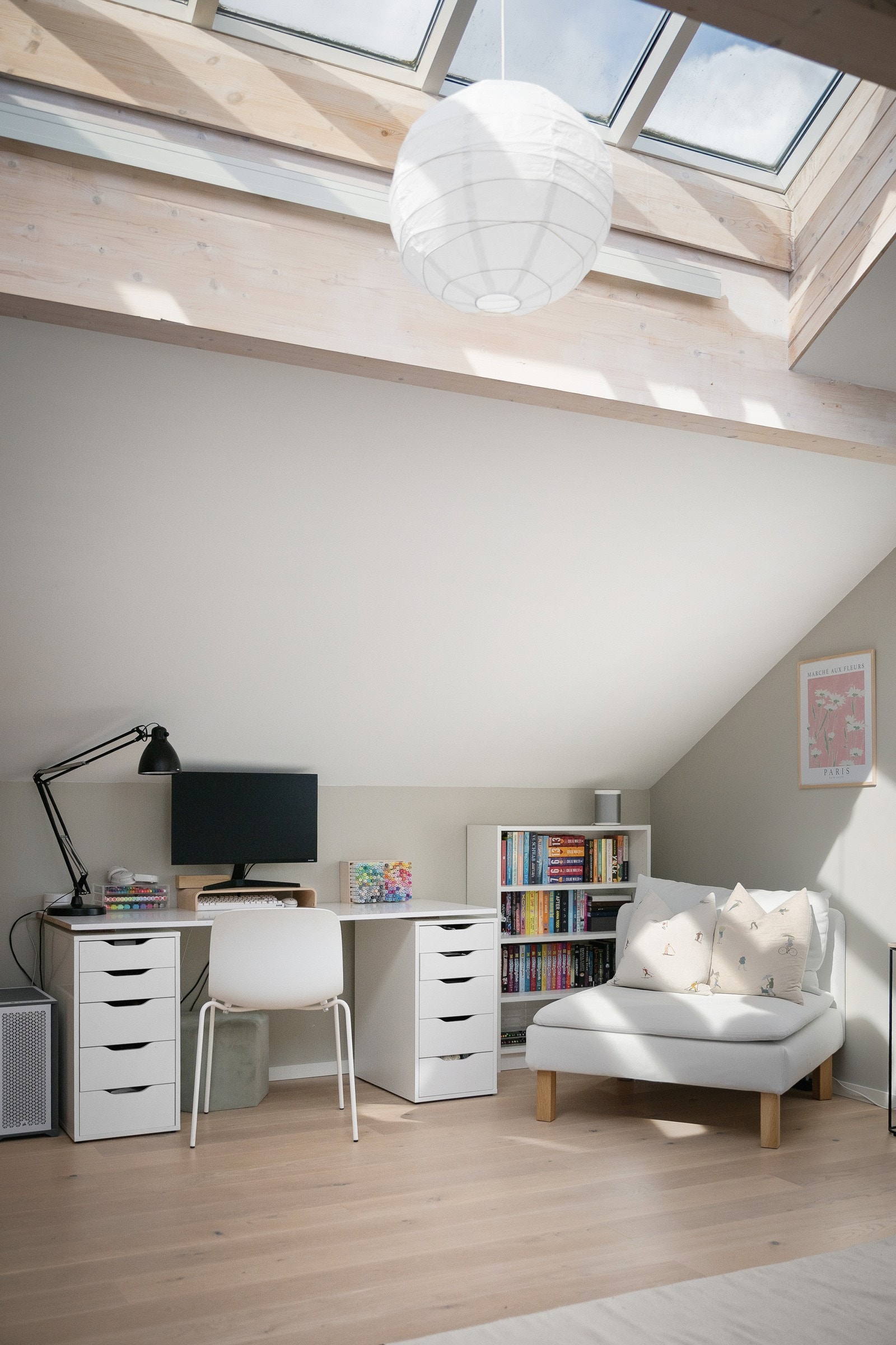 Rommet er malt i lyse og behagelige farger, og har gode møbleringsmuligheter. Galleribilde