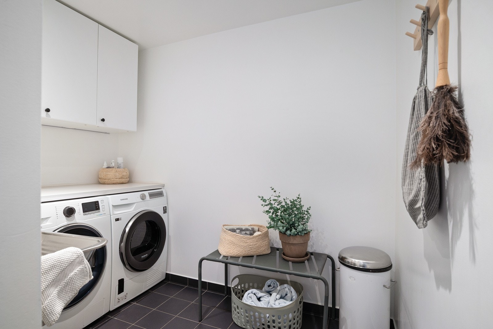 Det er i tillegg bygget et praktisk, plassbygd skap med benk, som gir godt med oppbevaringsplass og en funksjonell løsning i hverdagen. Galleribilde