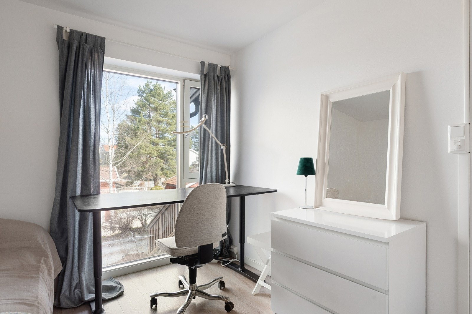 Rommet har gode møbleringsmuligheter med plass til garderobeskap, seng, kommode og skrivepult. Galleribilde