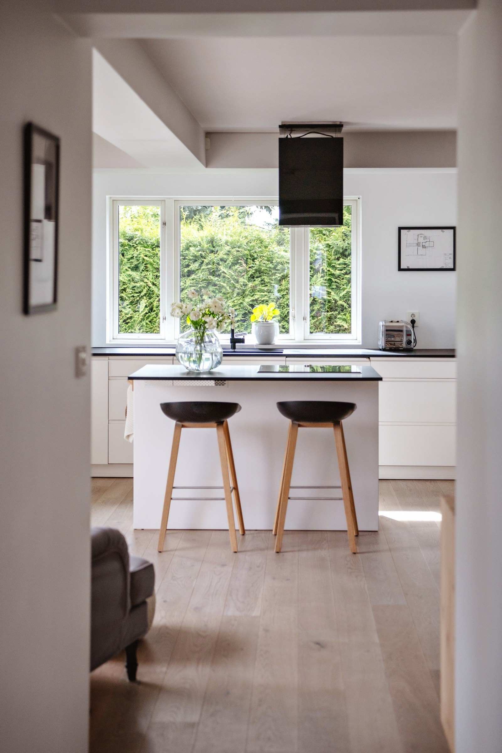 Kjøkkenet er fra Blum og har en funksjonell og moderne innredning med benkeskap, veggskap og høyskap - alle med glatte fronter og integrerte grep for et stilrent uttrykk. Galleribilde