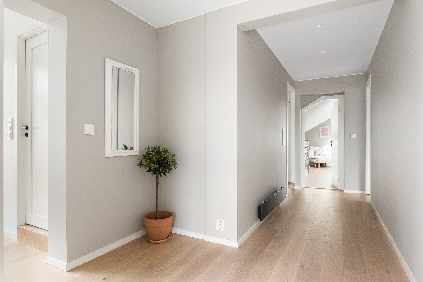 Videre føres du inn til to delikate baderom og to lyse, innbydende soverom Galleribilde