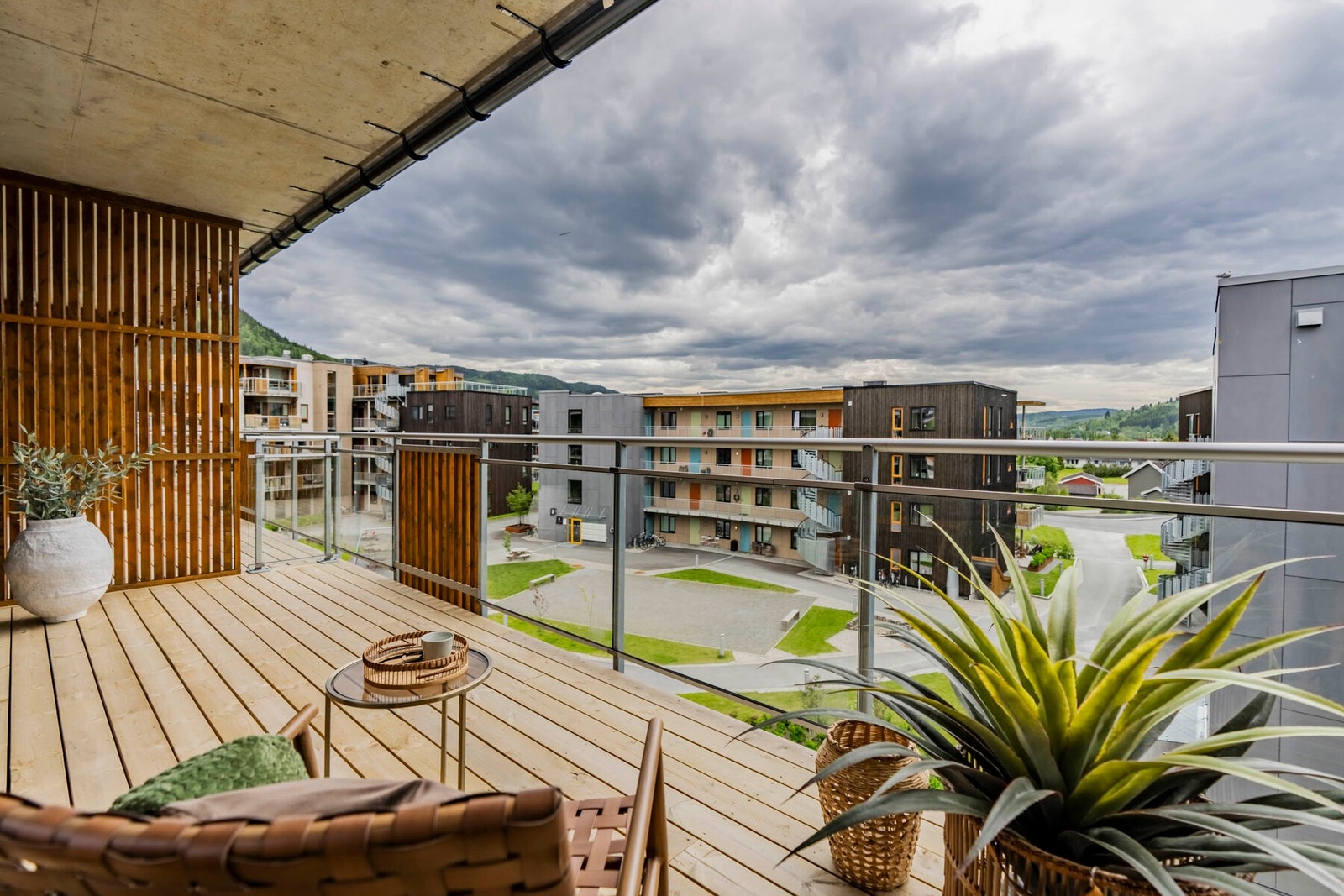 EiendomsMegler 1 har gleden av å presentere en splitter ny og innflyttingsklar 3-roms toppleilighet med attraktiv og sentral beliggenhet på Orkanger. Galleribilde