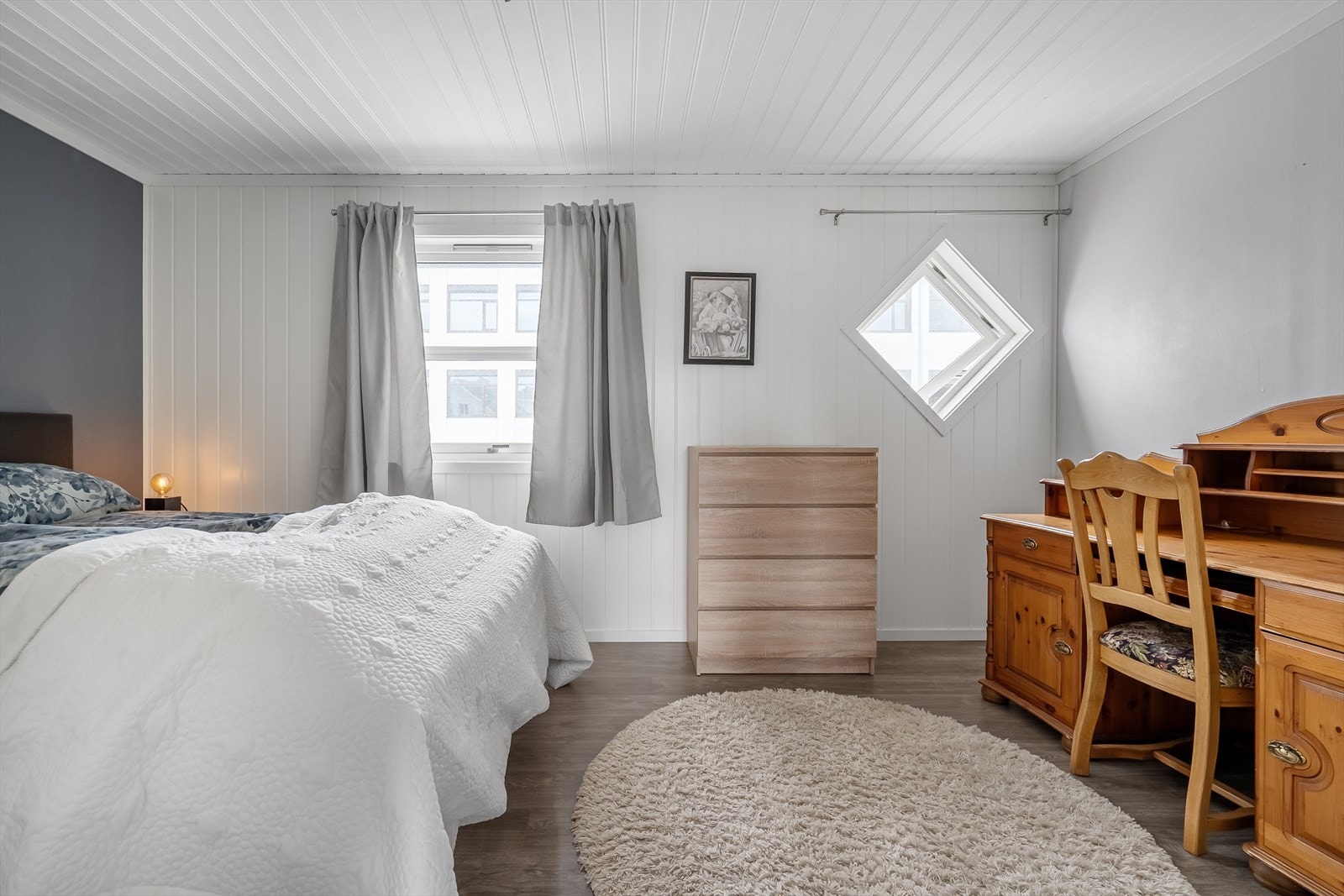 Stort og luftig soverom. Galleribilde