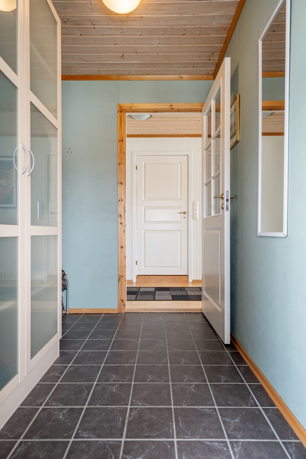 Entre, med flis og varme i gulv. Galleribilde